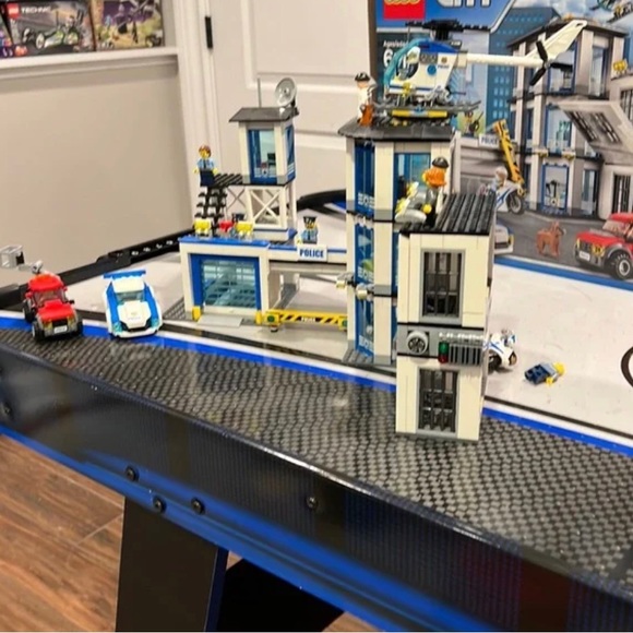 Lego police station - Picture 2 of 16